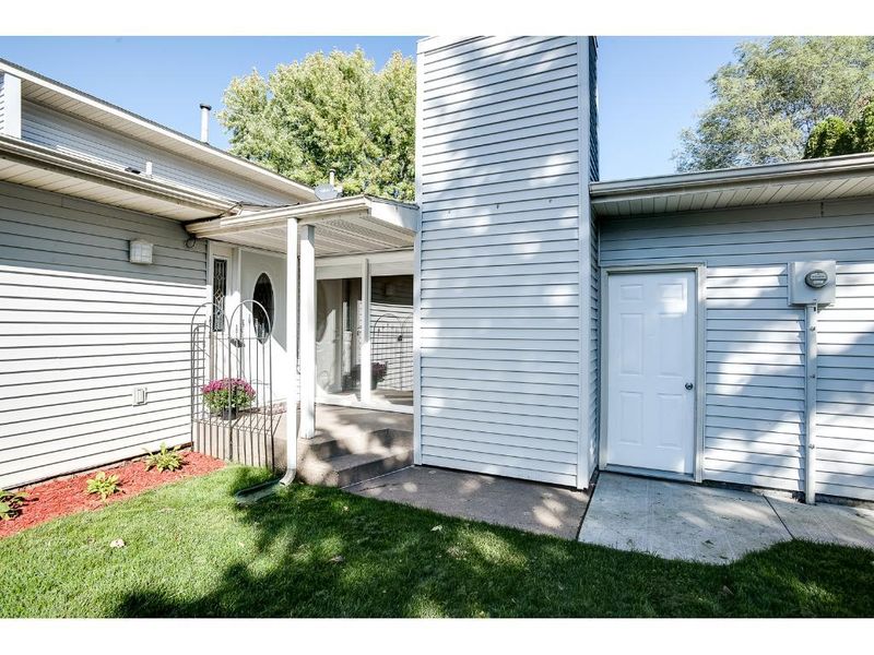 895 Monterey Dr, Shoreview, MN 55126