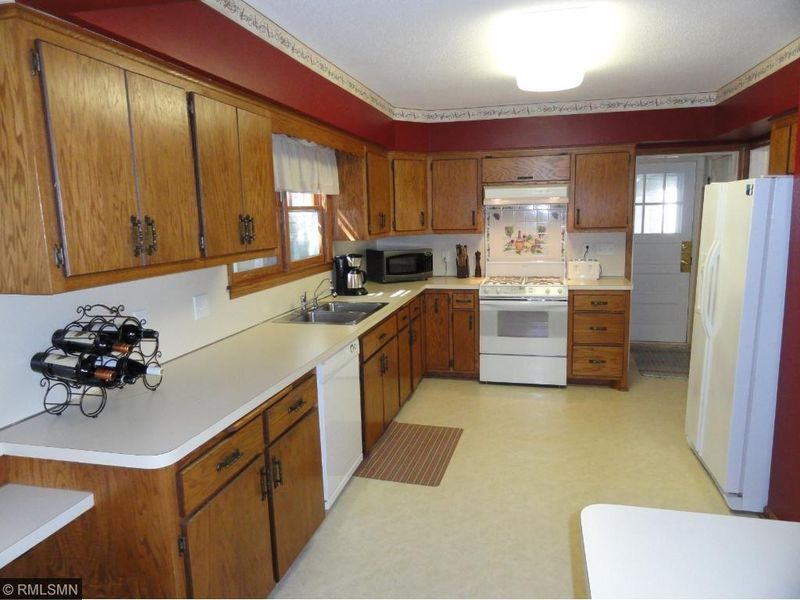 207 Pine St N, Chaska, MN 55318