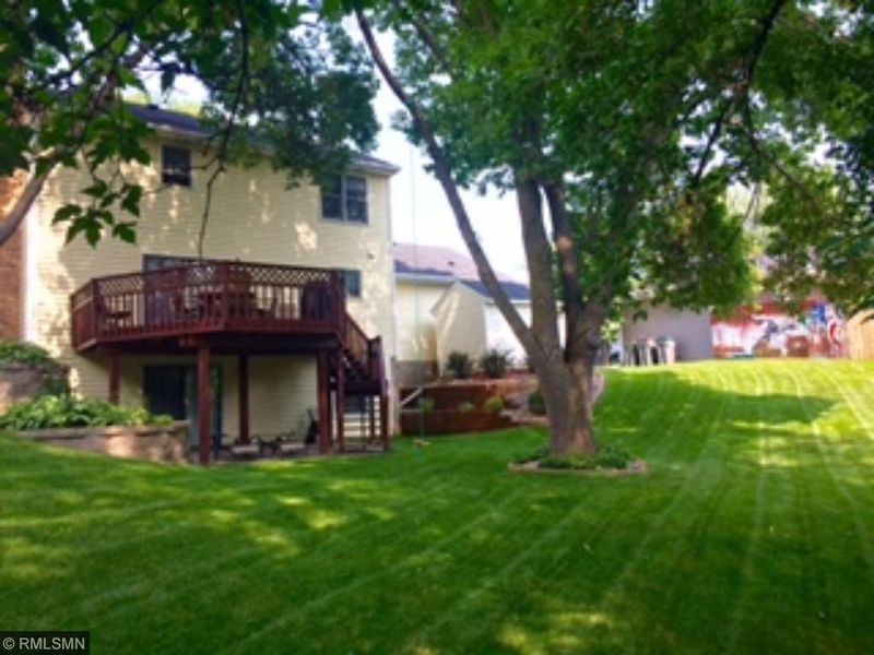 9608 Portal Dr, Eden Prairie, MN 55347