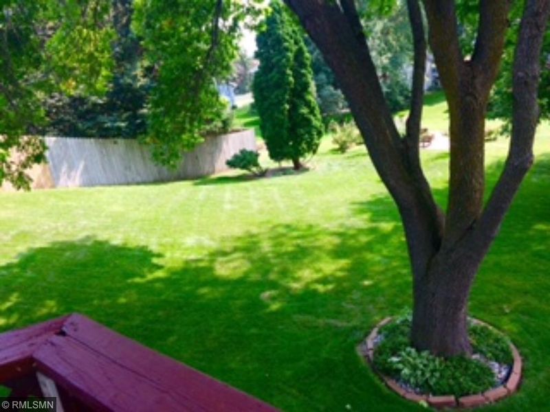 9608 Portal Dr, Eden Prairie, MN 55347