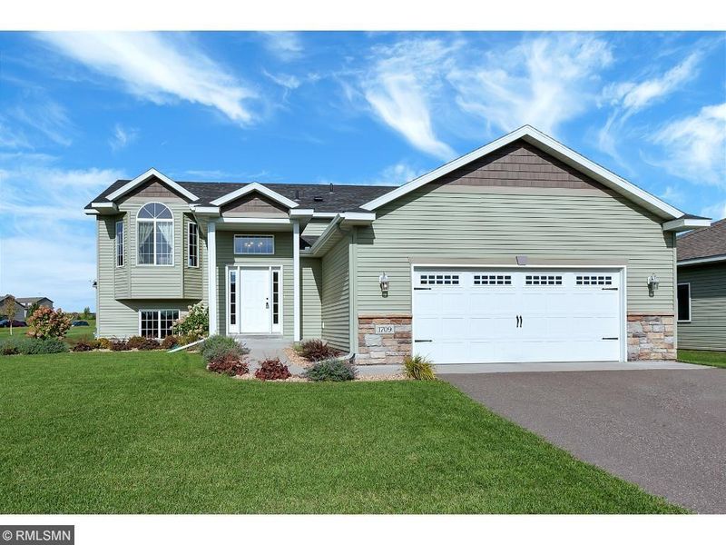 1709 Prairie View Ln, Sauk Rapids, MN 56379
