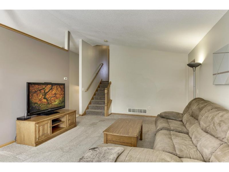 724 Heritage Ln, Belle Plaine, MN 56011