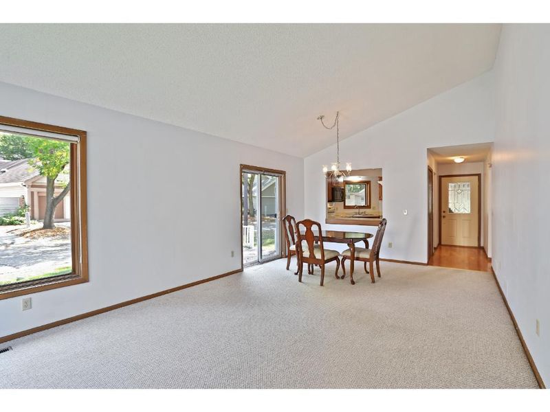 1390 Granada Trl N, Oakdale, MN 55128