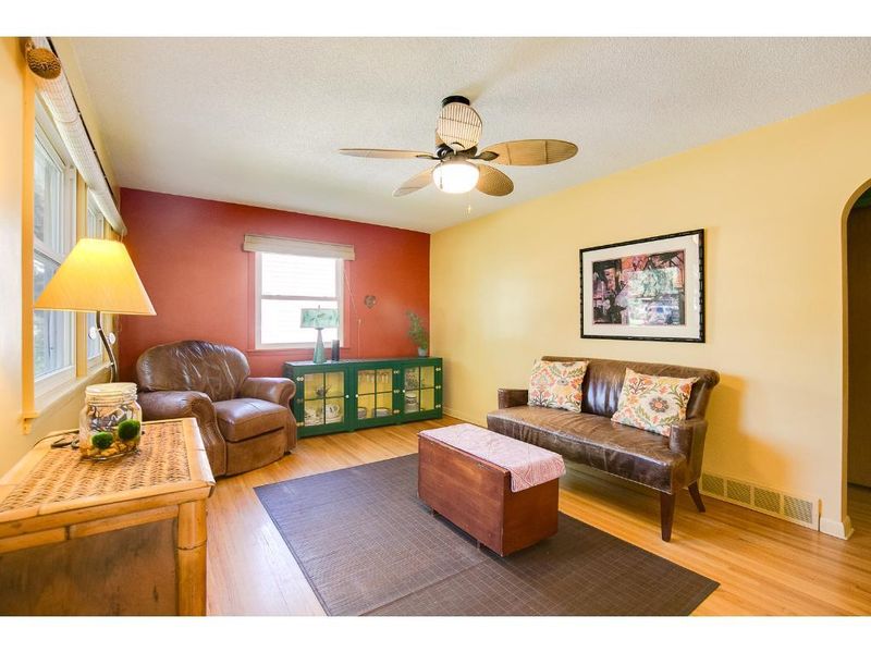 916 Kings Ln, Anoka, MN 55303