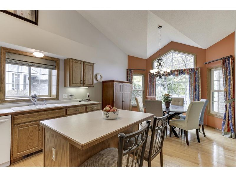 12882 Falcon Dr, Apple Valley, MN 55124