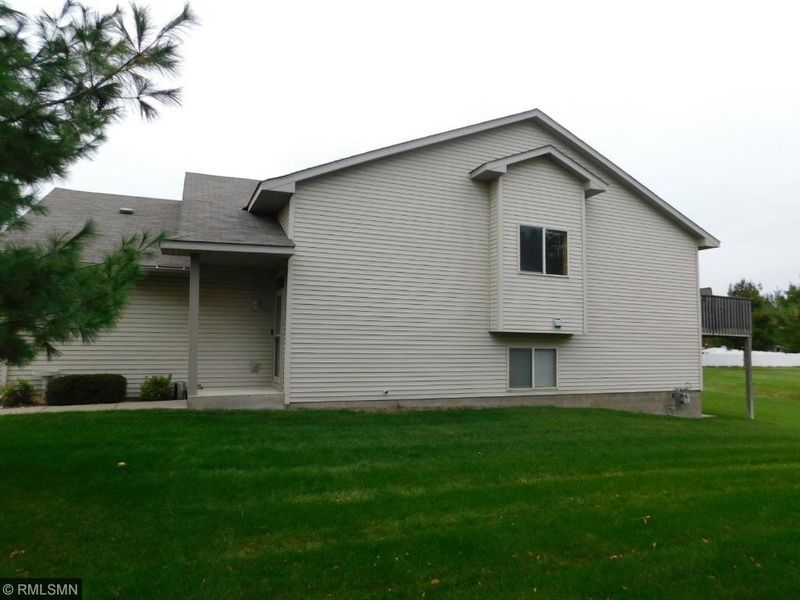 1024 Honeysuckle Ln SE, Cambridge, MN 55008