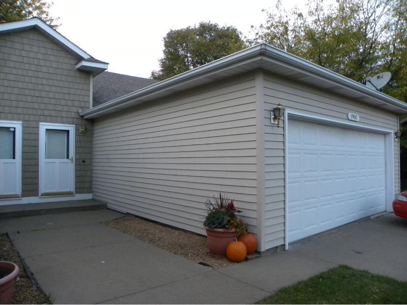 1900 Tuenge Dr, Stillwater, MN 55082