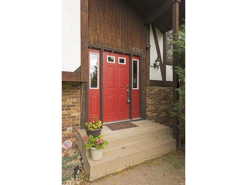 6192 Upper 44th St N, Oakdale, MN 55128
