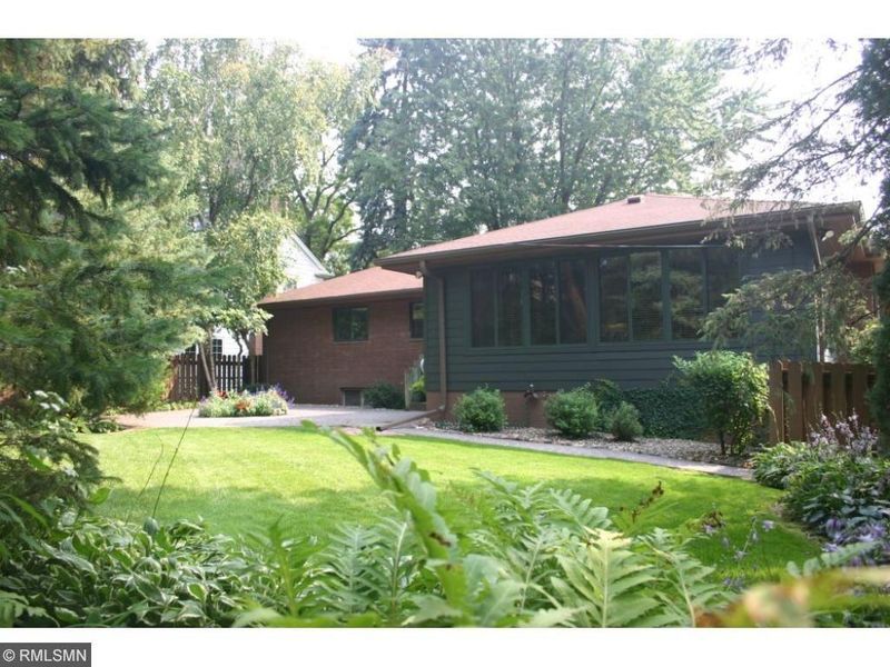 1441 Edgcumbe Rd, Saint Paul, MN 55116