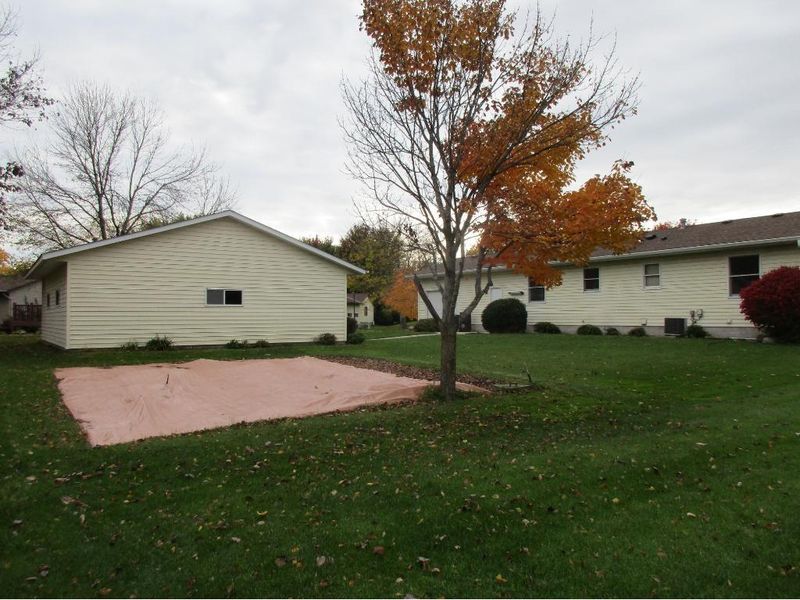 307 Westgate Dr, Winsted, MN 55395