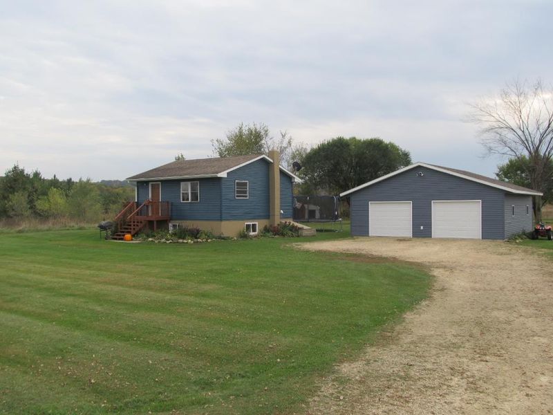 W7207 Round Hill Rd, Arkansaw, WI 54721
