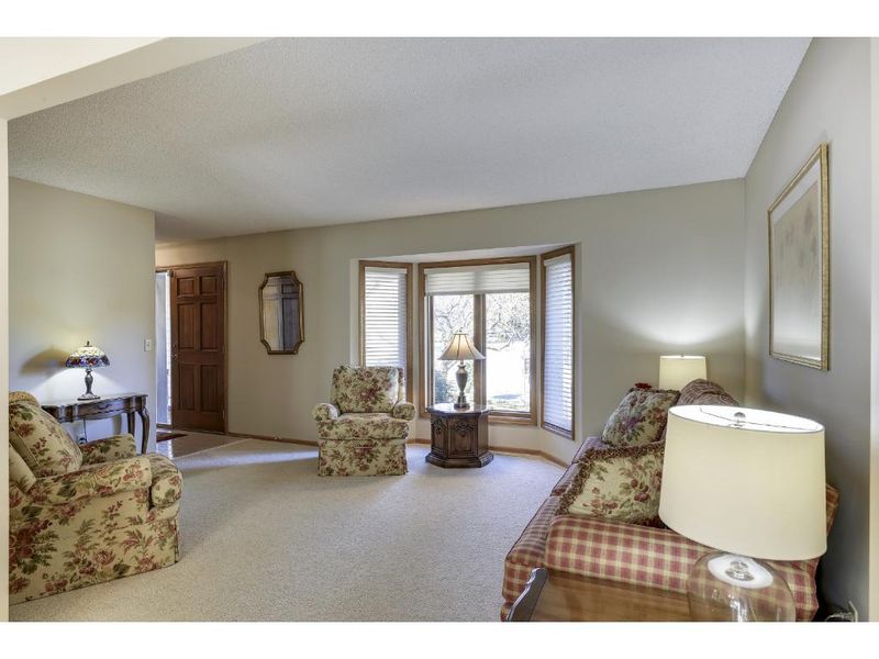 5715 Quinwood Ln N, Plymouth, MN 55442