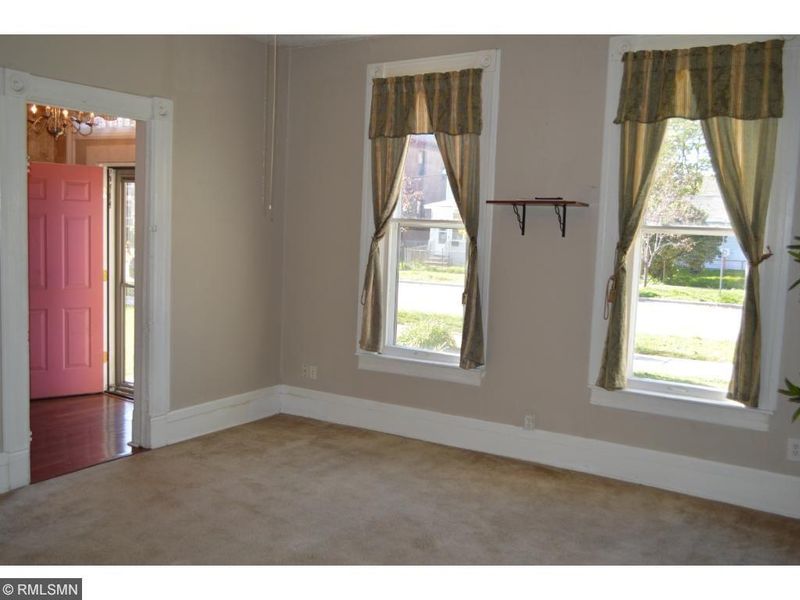 16 Douglas St, Saint Paul, MN 55102