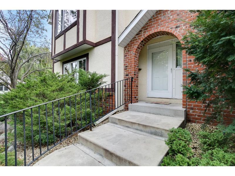 1338 Cherry Hill Rd, Mendota Heights, MN 55118