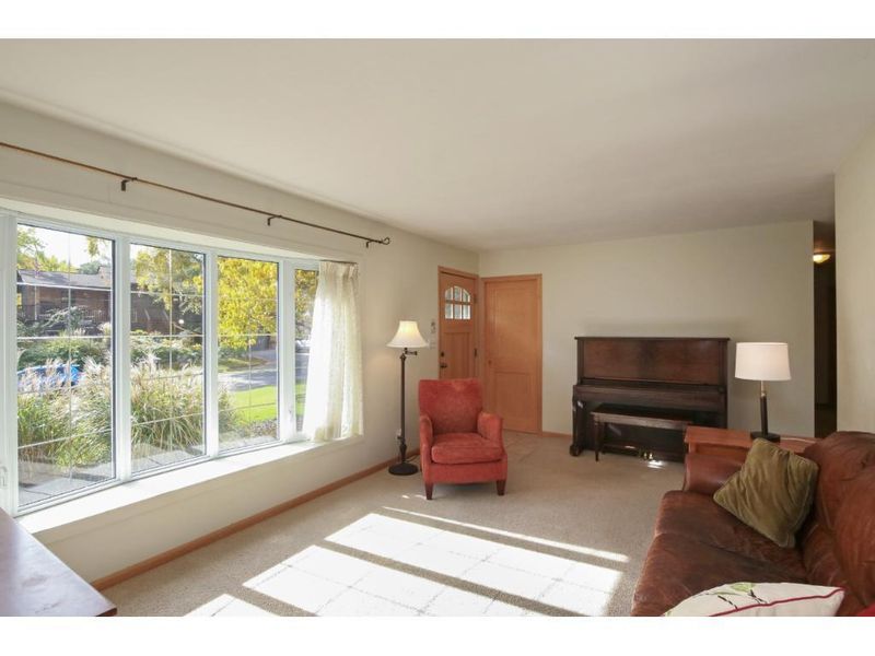 937 Orchard Ln, Roseville, MN 55113