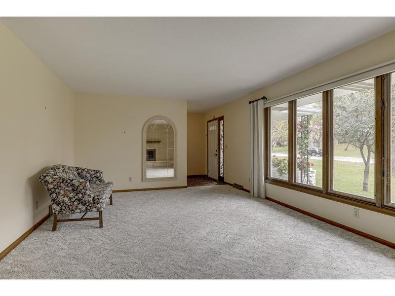 1833 Gramsie Rd, Arden Hills, MN 55112