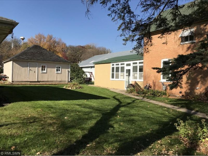 112 N 5th St, Henderson, MN 56044