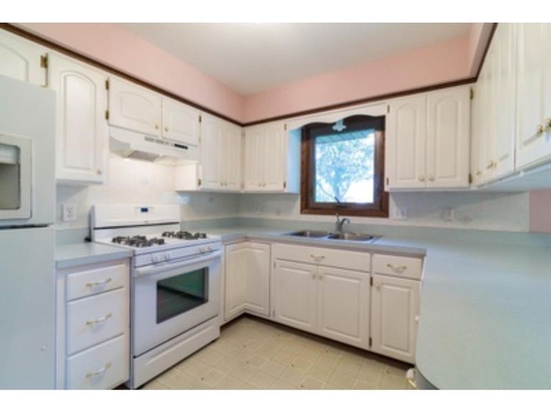 1037 Tyler St S, Shakopee, MN 55379