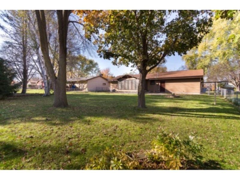 1037 Tyler St S, Shakopee, MN 55379
