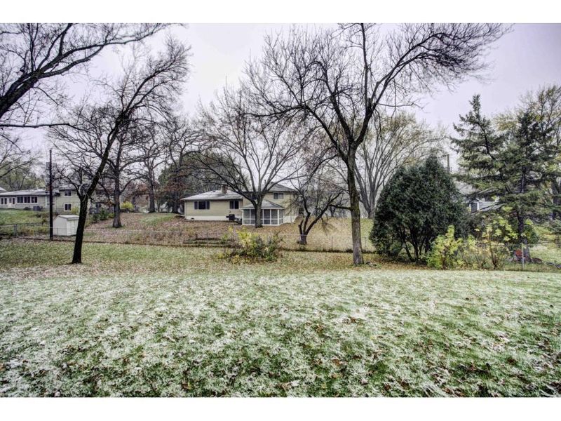11307 Friar Ln, Minnetonka, MN 55305