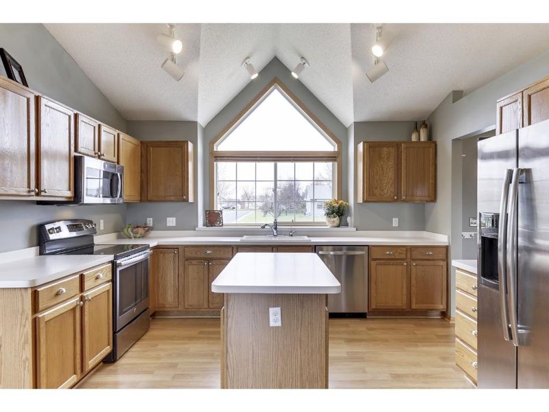 17522 Five Oaks Dr, Farmington, MN 55024