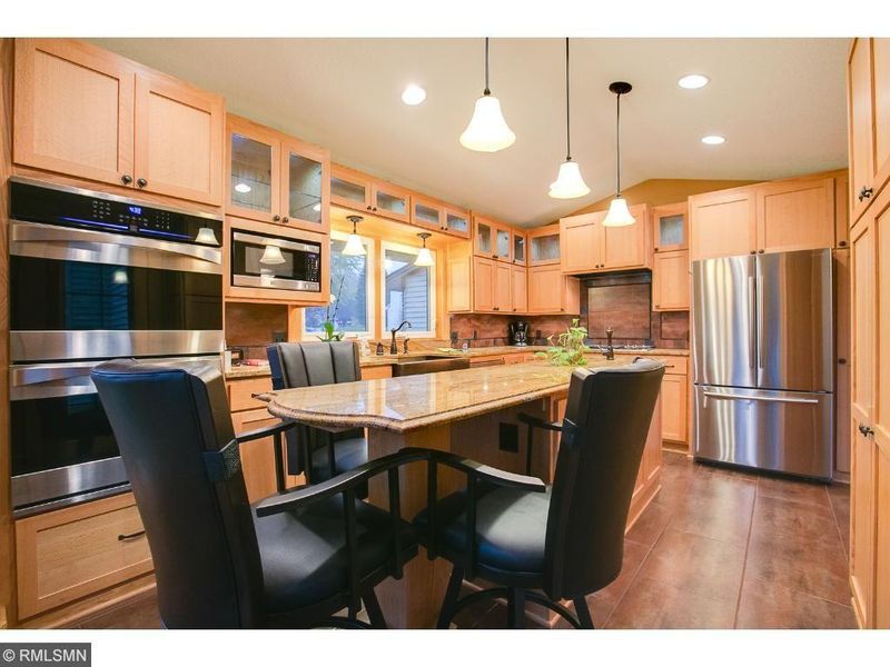 181 Fox Hollow Dr, Chanhassen, MN 55317