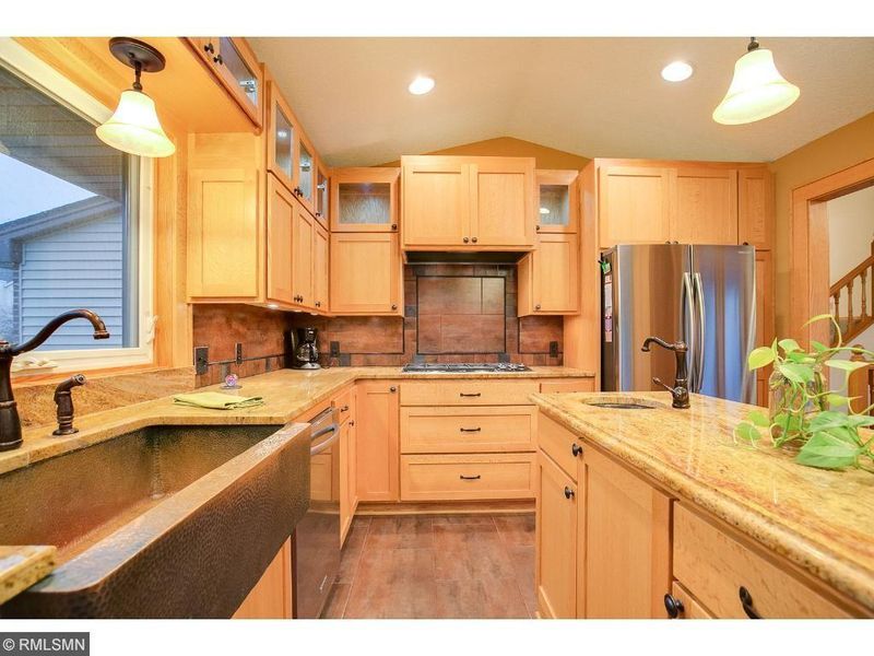 181 Fox Hollow Dr, Chanhassen, MN 55317