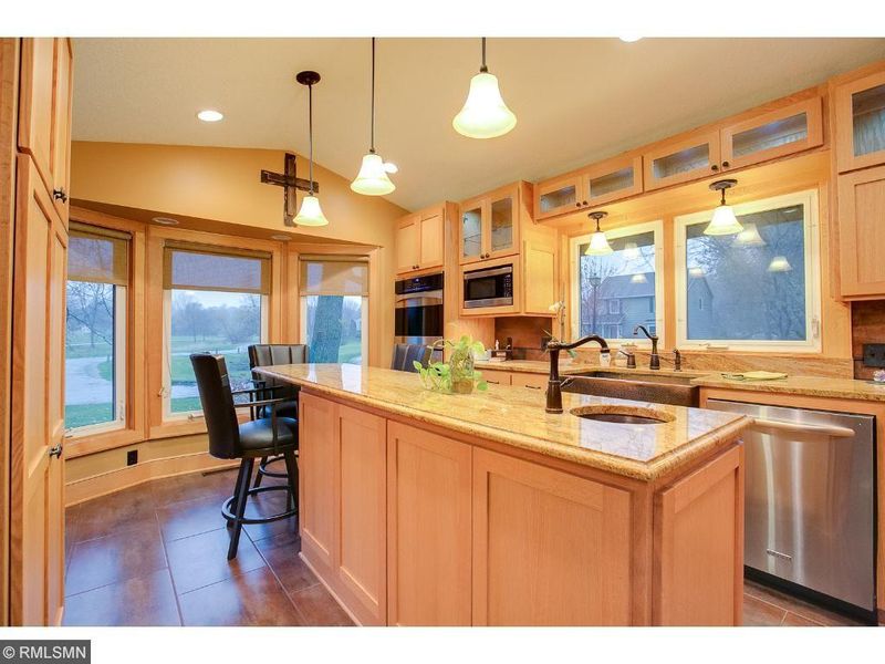 181 Fox Hollow Dr, Chanhassen, MN 55317