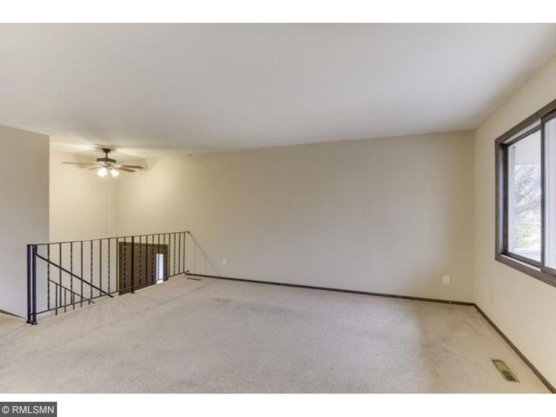 1114 E 145th St, Burnsville, MN 55337