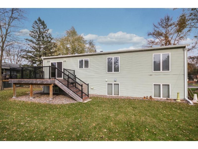 568 Iona Ln, Roseville, MN 55113