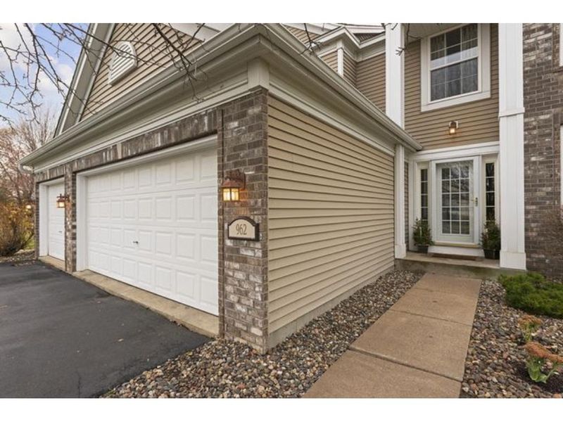 962 Lake Ridge Dr, Woodbury, MN 55129