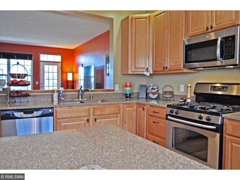 1842 Colonial Ln #5, Chanhassen, MN 55317