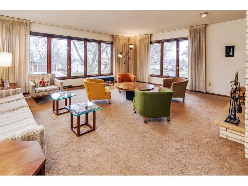 1332 Valley View Rd, Chaska, MN 55318