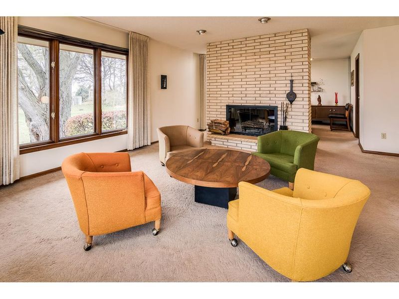 1332 Valley View Rd, Chaska, MN 55318