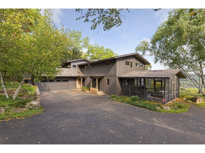 913 Broadway St N, Stillwater, MN 55082