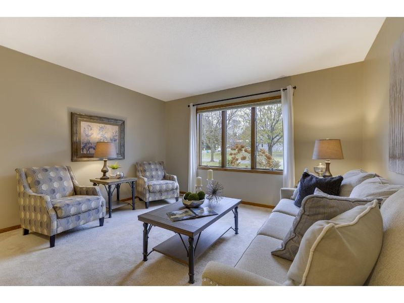 1079 Bwana Ct, Mendota Heights, MN 55118