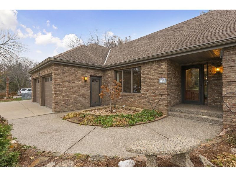1079 Bwana Ct, Mendota Heights, MN 55118