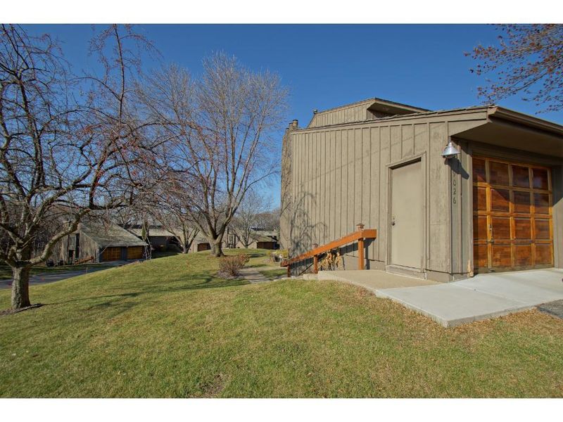 9026 Neill Lake Rd, Eden Prairie, MN 55347