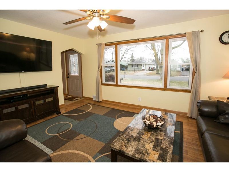 2331 12th Ave E, Maplewood, MN 55109