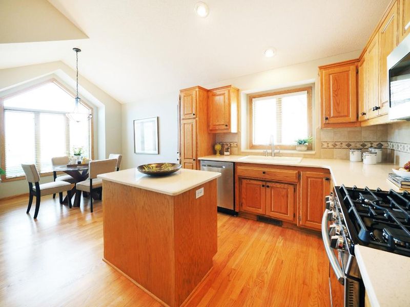 5820 Deerwood Ln N, Plymouth, MN 55442