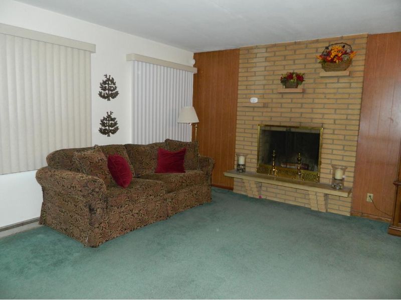 2626 Southlawn Dr, Maplewood, MN 55109