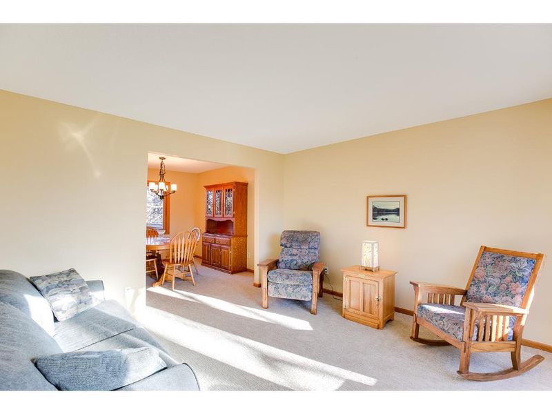 9274 Andrea Dr, Woodbury, MN 55125