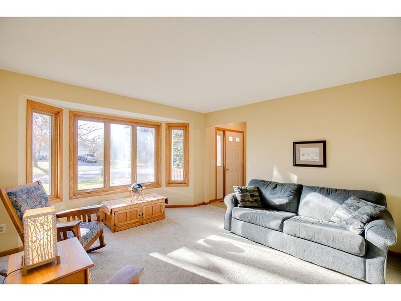 9274 Andrea Dr, Woodbury, MN 55125