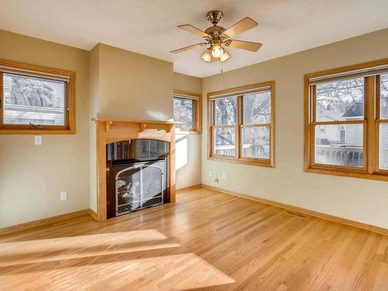 1558 7th St E, Saint Paul, MN 55106