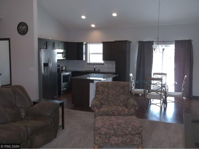 940 Cobblestone Ln, Belle Plaine, MN 56011