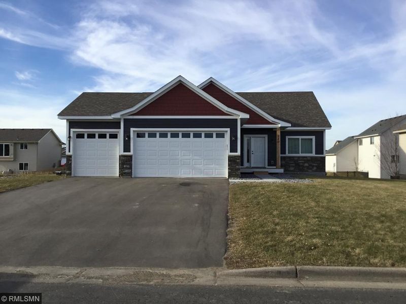940 Cobblestone Ln, Belle Plaine, MN 56011