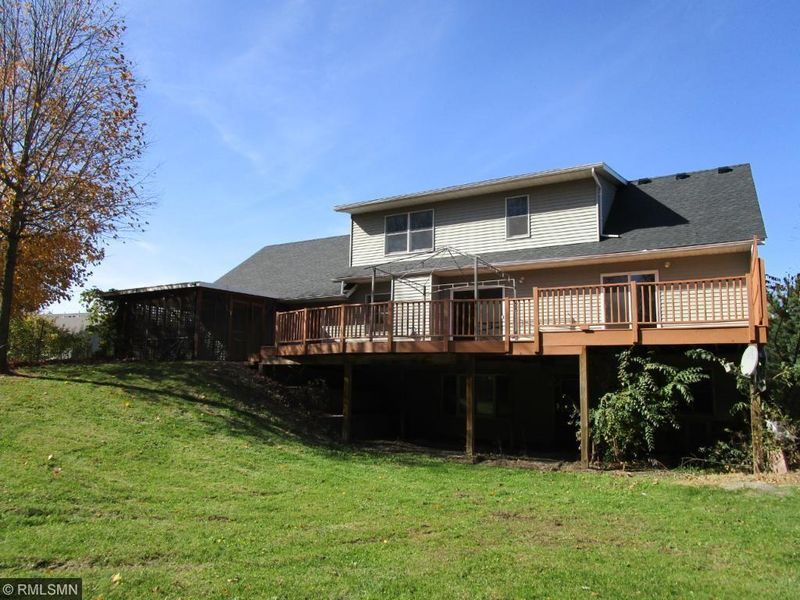 122 Sunset Dr, Henderson, MN 56044
