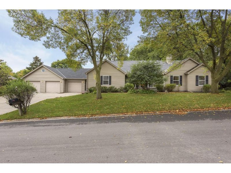 890 Fox Ct, Chanhassen, MN 55317