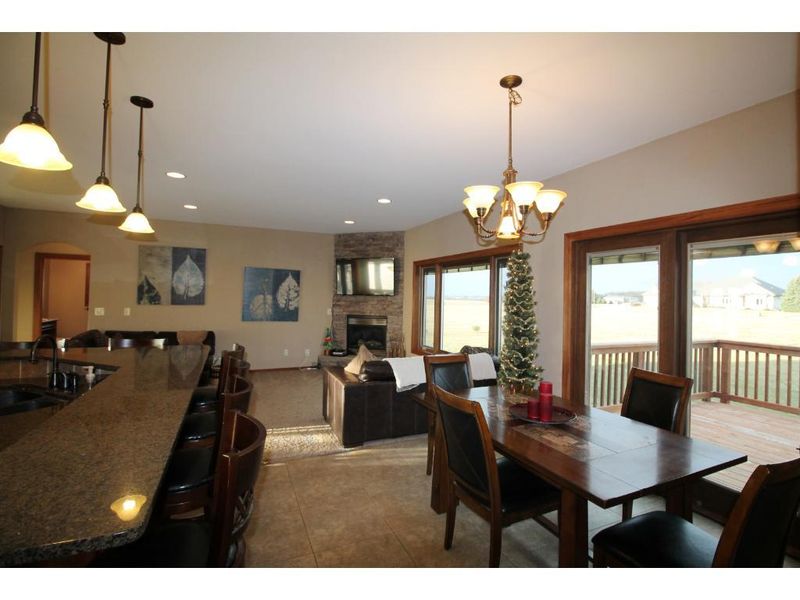 812 Rose Dr, Ellendale, MN 56026