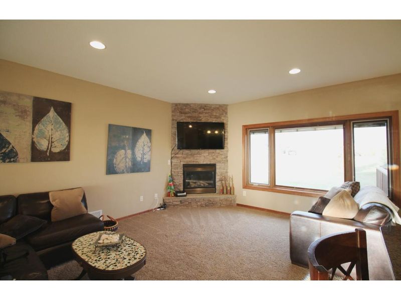812 Rose Dr, Ellendale, MN 56026